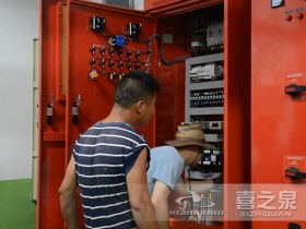 喜之泉柴油機消防泵控制柜安裝調試現場